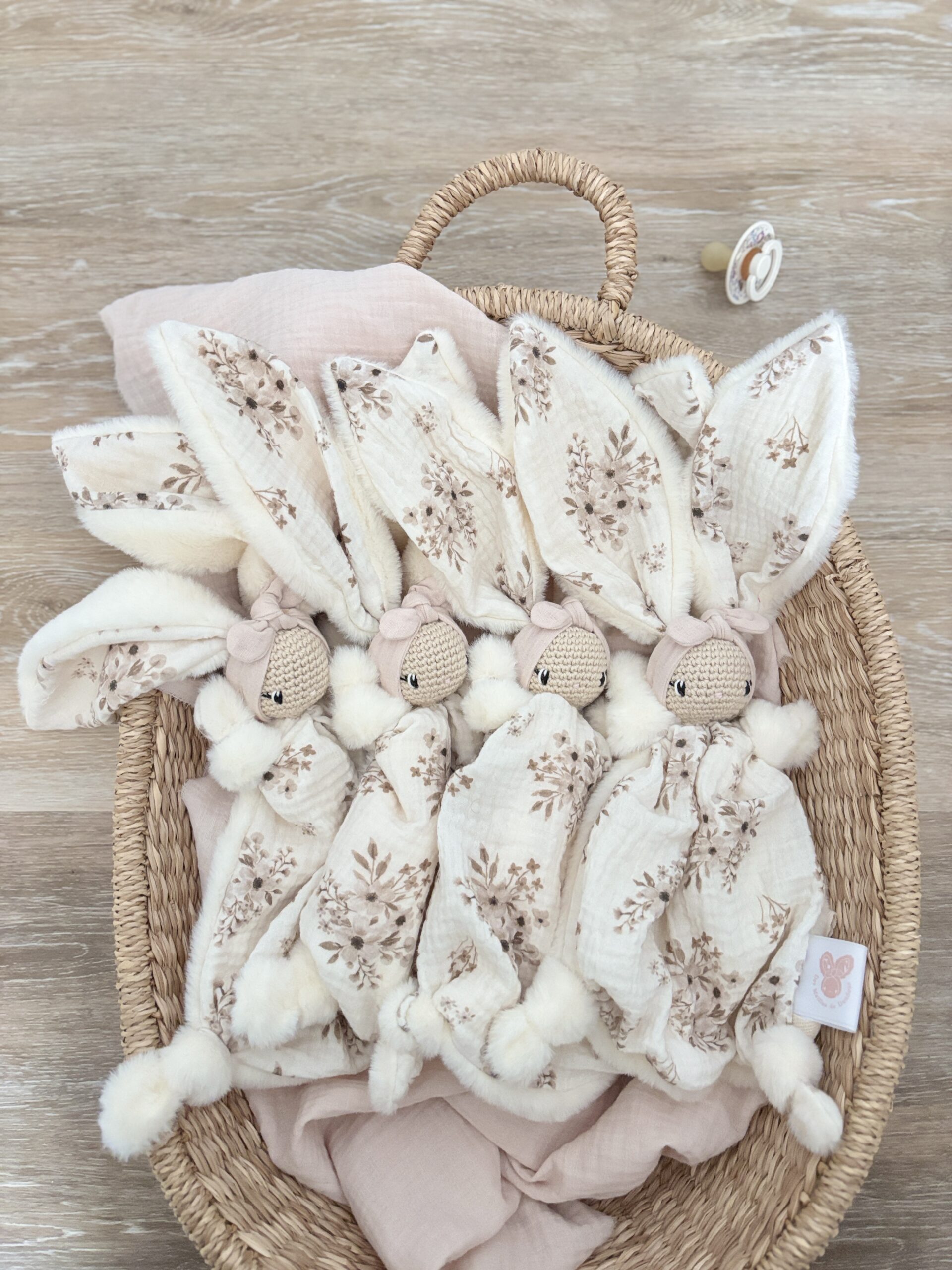 Lucienne fleurie Ava (Oreilles pointues)