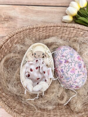 Mini Léon "coccinelles" dans son oeuf de Pâques
