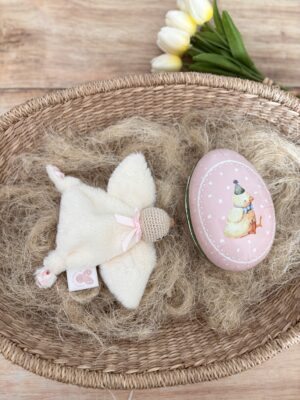 Mini Olga "vichy coeurs rouges" dans son oeuf de Pâques