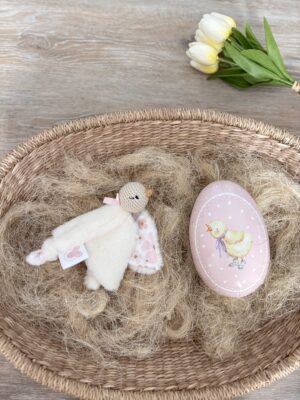 Mini Olga "Iris" dans son oeuf de Pâques